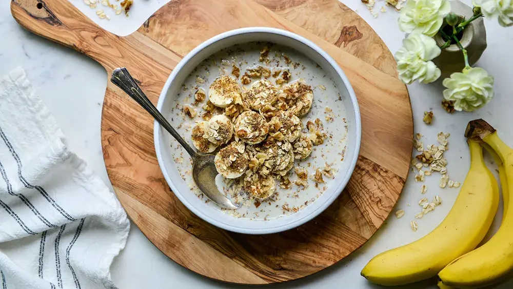 فرنی جو دوسر با موز و مغزها منبع منیزیم برای استحکام استخوان