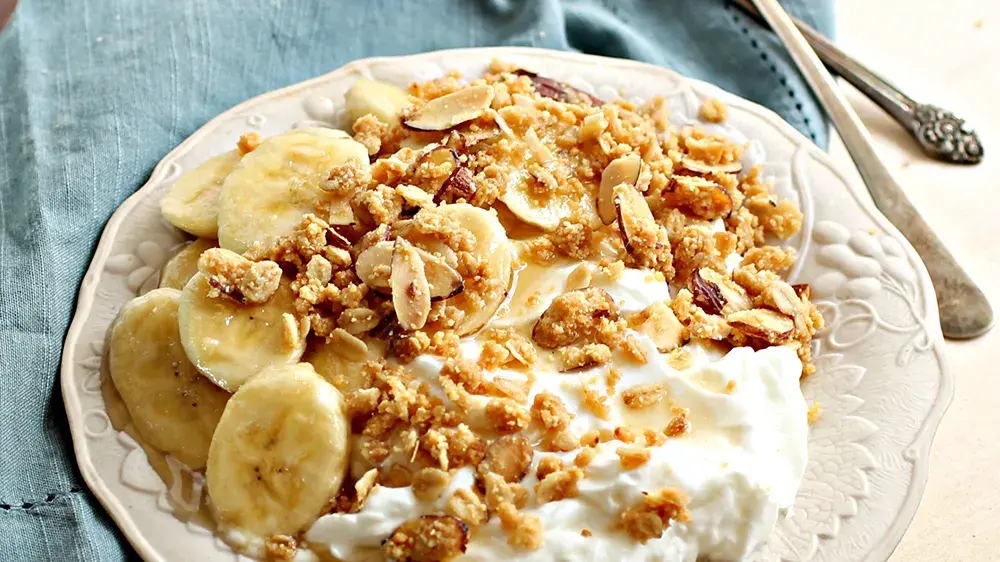 ماست یونانی و بادام بمب کلسیم و فسفر برای افزایش قد نوجوانان