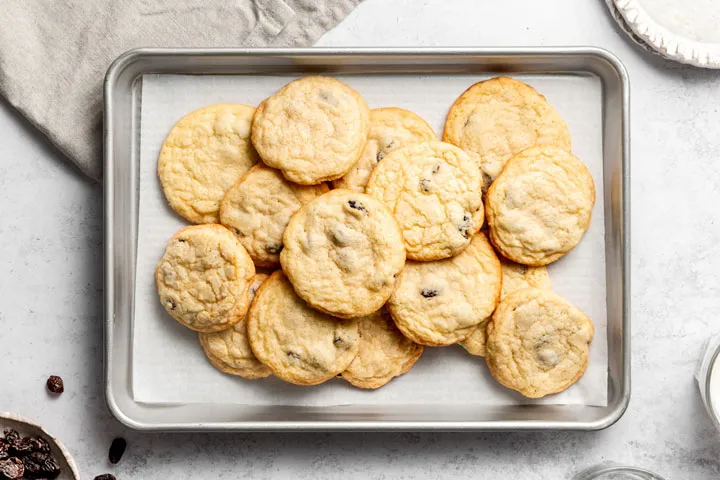 خارج کردن شیرینی کشمشی از فر