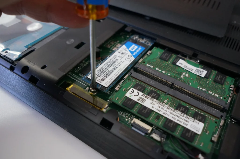 چه زمانی خرید SSD برای لپتاپ قدیمی منطقی است؟