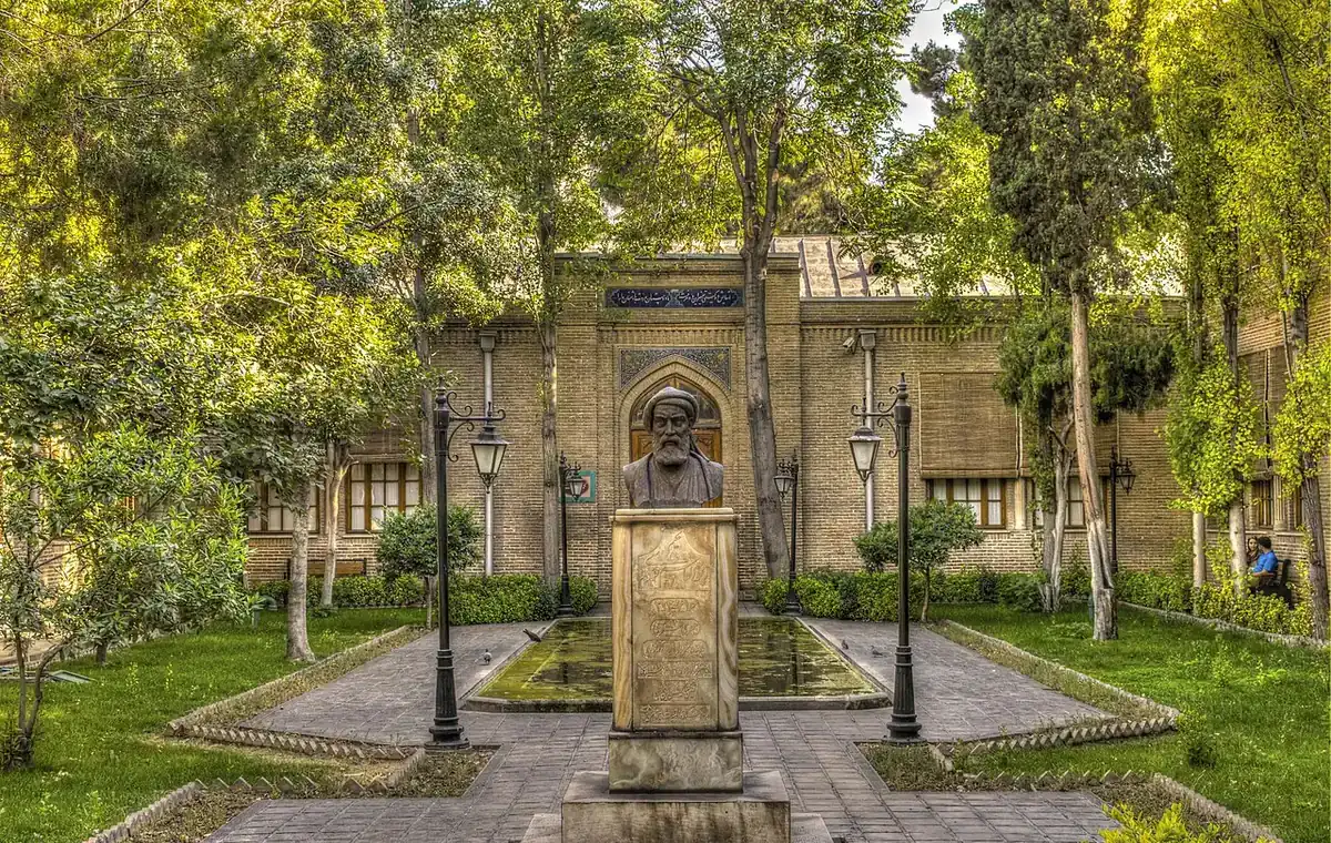 ۳۷. میدان بهارستان