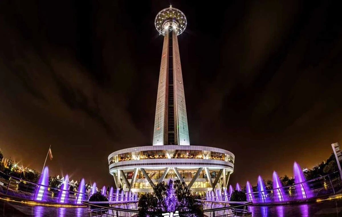 ۳۸. برج میلاد در شب