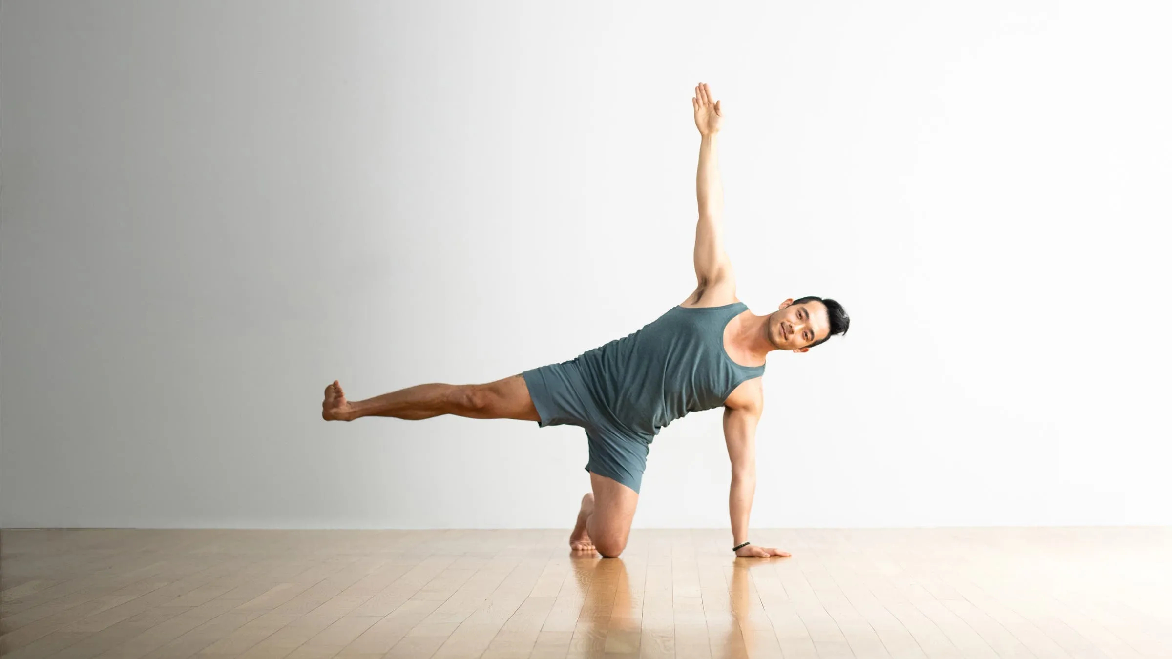 حرکت نیمه ماه (Half Moon Pose)