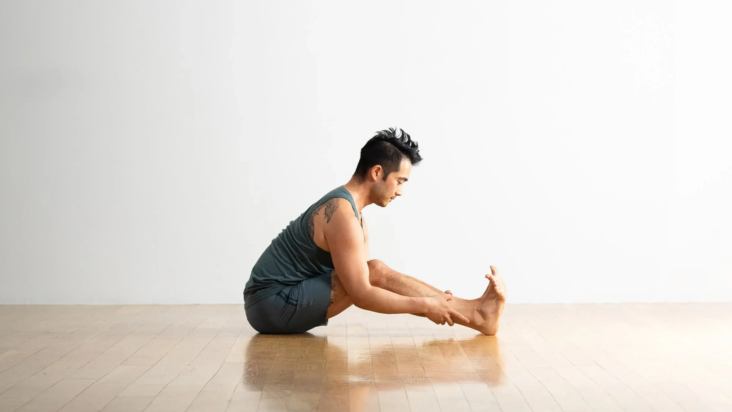 حرکت نشسته به جلو (Seated Forward Bend)