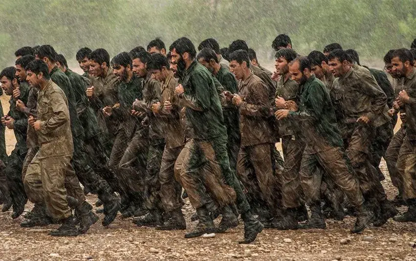 ایستاده در غبار