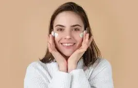 بهترین آبرسان برای پوست چرب
