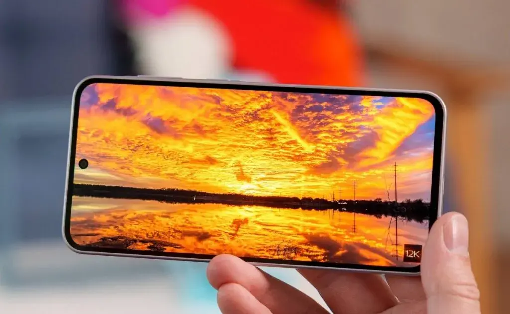 نمایشگر؛ تفاوت گلکسی A37 و A36 روی کاغذ و در عمل