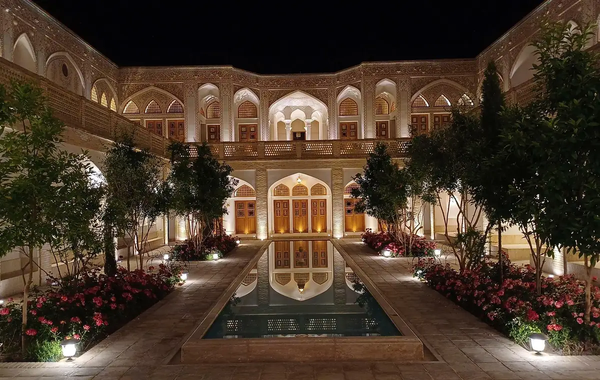 جاهای دیدنی کاشان در شب؛ راهنمای شبگردها