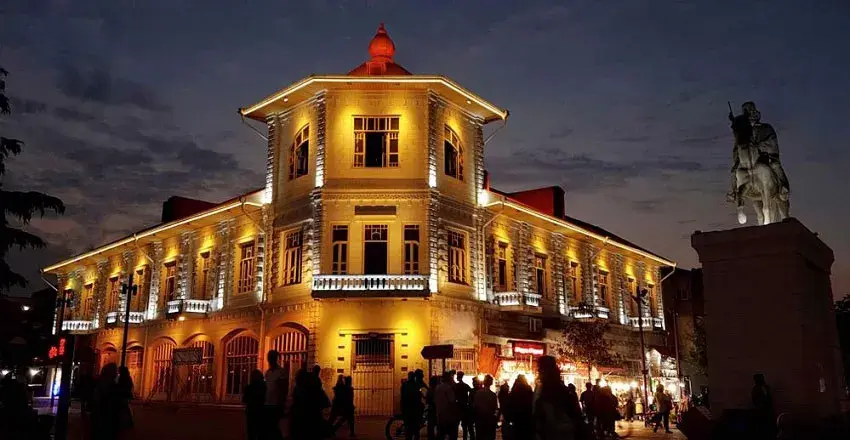امکانات میدان شهرداری رشت؛ پارکینگ، ساعات بازدید و خدمات
