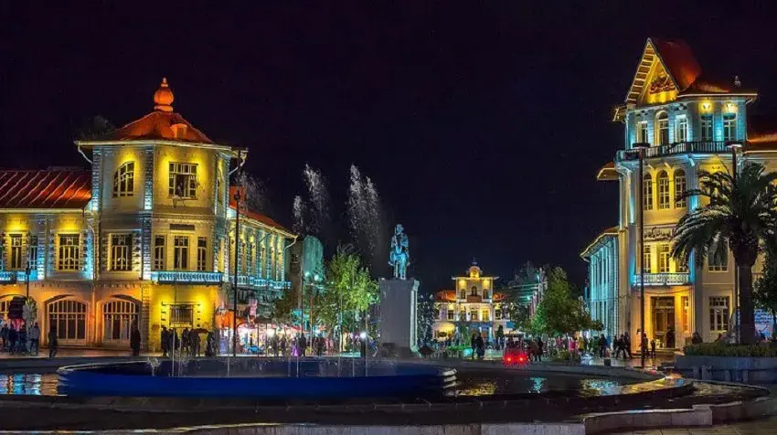 میدان شهرداری رشت در شب