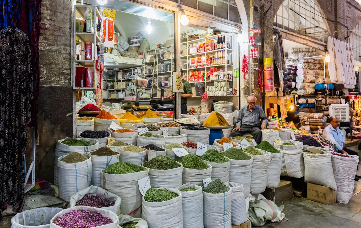 راستهها و مغازههای بازار وکیل شیراز