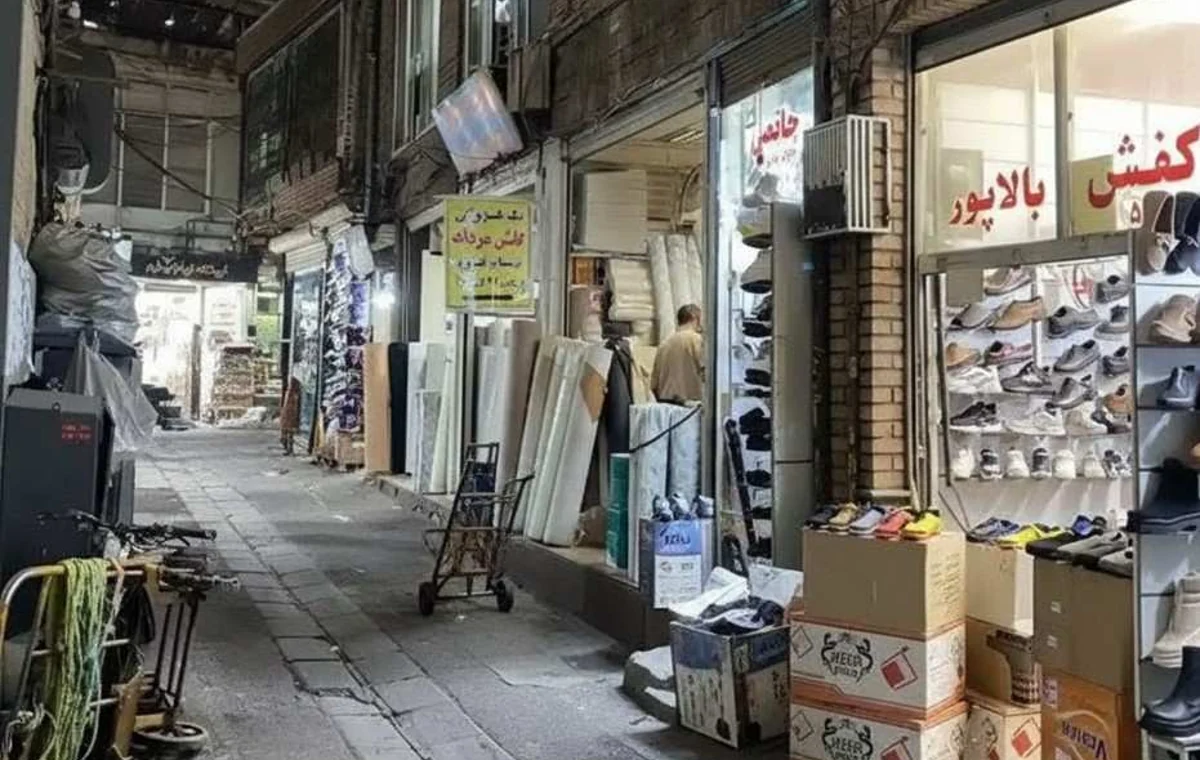 کیف و کفش در بازار بزرگ تهران (پانزده خرداد)
