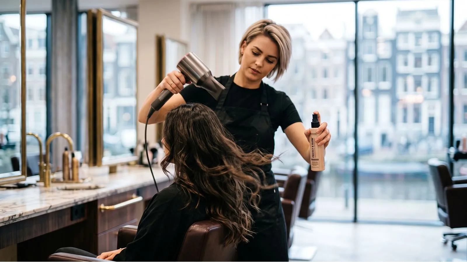 اسپری محافظ حرارتی مو در سالن زیبایی