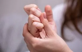 کمبود کدام ویتامین باعث صدا دادن مفاصل می‌شود