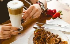 : معرفی آیس کارامل ماکیاتو و تفاوت آن با لاته، ابزار و مواد لازم، آموزش مرحله به مرحله با اسپرسوساز، نسخه ساده با قهوه فوری، روش تهیه سس کارامل خانگی و نکات مهم برای لایه‌بندی درست را در این مطلب می‌خوانید