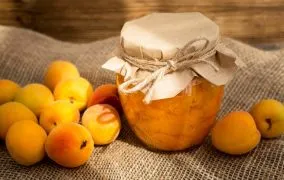 ابزار و مواد لازم برای تهیه کمپوت زردآلو، آموزش مرحله به مرحله پخت، روش شیشه‌ای با ماندگاری بالا، نسخه فوری در قابلمه و نکات مهم برای خوشمزه‌تر شدن و نگهداری درست را در این مطلب می‌خوانید