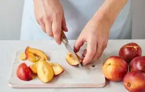 ابزار و مواد لازم برای تهیه کمپوت شلیل، آموزش مرحله به مرحله پخت، روش شیشه‌ای با ماندگاری بالا، نسخه ساده در قابلمه و نکات مهم برای خوشمزه‌تر شدن و نگهداری درست را در این مطلب می‌خوانید