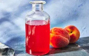 طرز تهیه شربت هلو را قدم‌به‌قدم یاد بگیرید؛ از ابزار و مواد لازم تا مراحل کامل تهیه، روش با هسته و بدون پخت، همراه با نکات مهم برای داشتن شربتی خوش‌رنگ و مناسب تابستان
