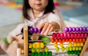 وسایل کمک‌آموزشی کلاس اول؛ لیست کاربردی برای خانه و کلاس