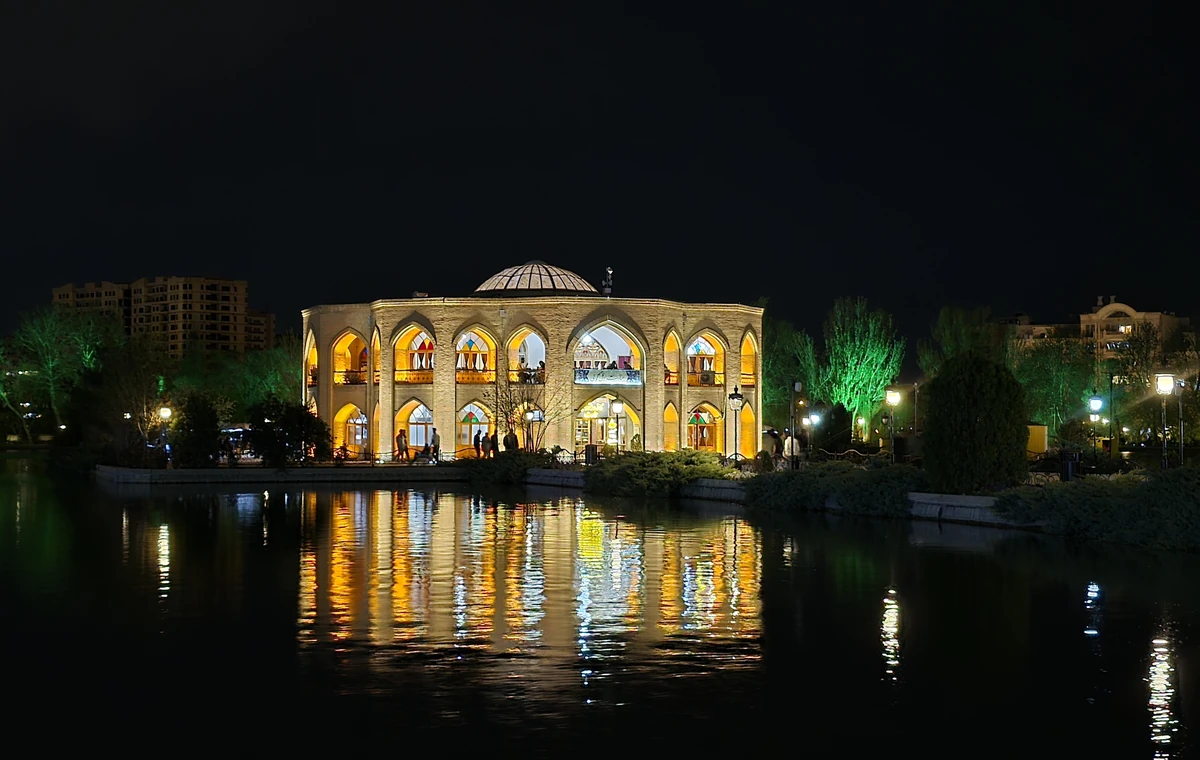 ائل گلی تبریز در شب؛ نورپردازی و انعکاس عمارت