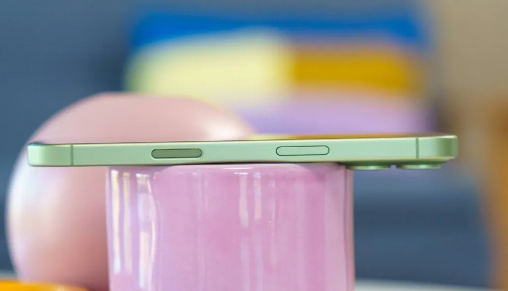 فریم iPhone 17