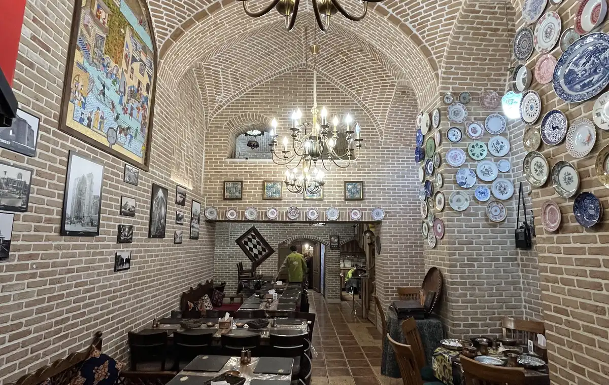 ۲. رستوران شازده؛ کوفته تبریزی در فضای حجرهای