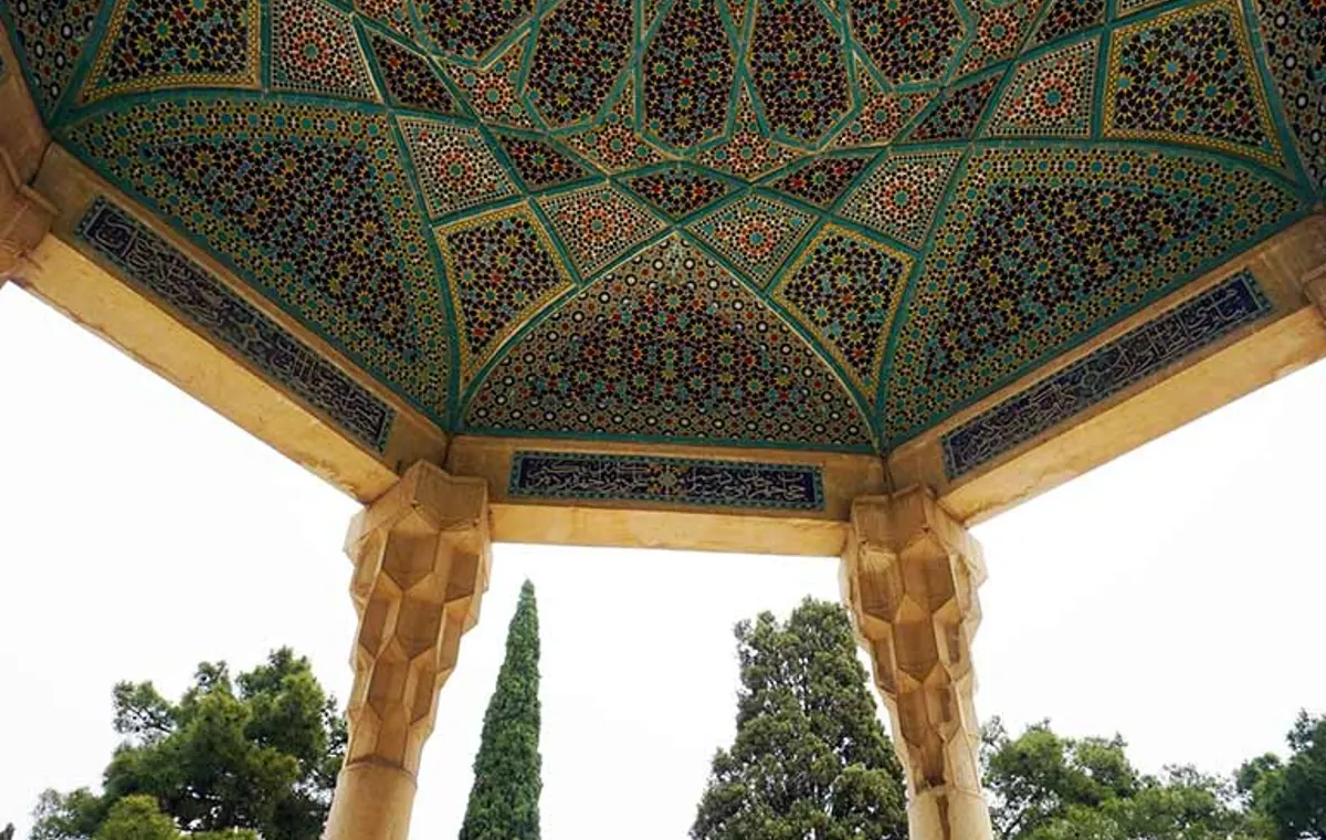 بنای آرامگاه؛ هشت ستون، گنبد و پلهها