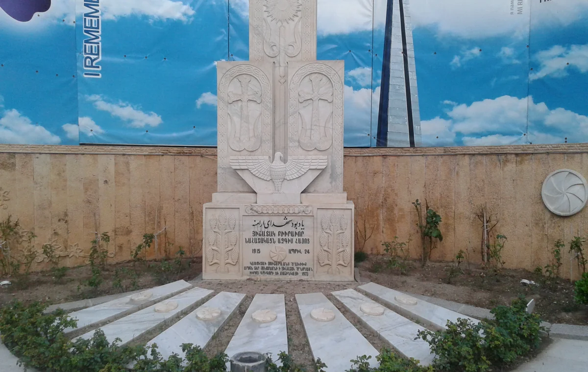 یادمان ارامنه در محوطه