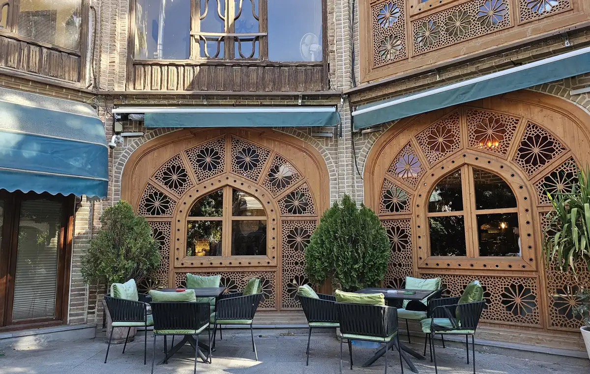 ۵. کافهرستوران چاپاری؛ غذاهای ایرانی در سرای حاج حسین میانه
