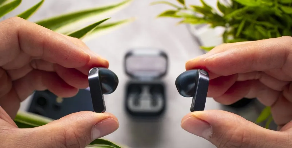 طراحی و راحتی؛ پیش از خرید Galaxy Buds 4 یا خرید AirPods 5 بدانید