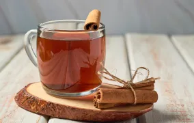 مضرات چای دارچین؛ عوارض مصرف زیاد و موارد منع مصرف