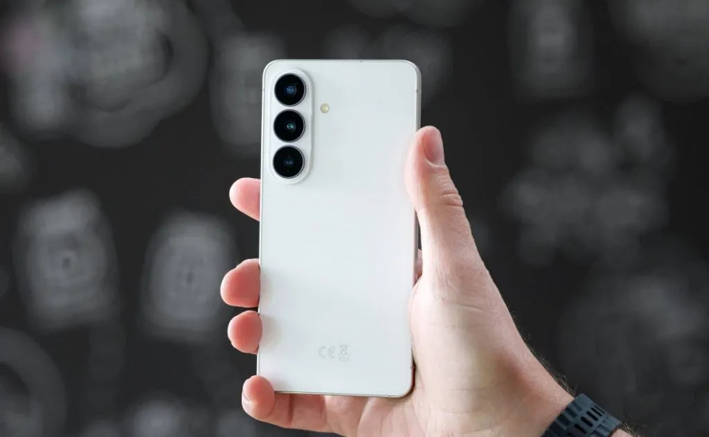 مقایسه طراحی و کیفیت ساخت آیفون 18 پرو و گلکسی S26