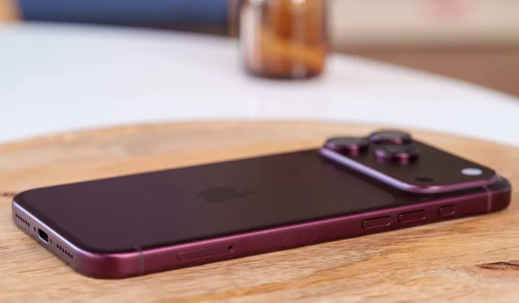 iPhone 18 Pro Max رنگ قرمز روی سطح صاف